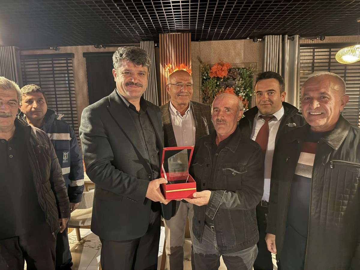 Belediye Başkanımız Sayın Fatih KÖK Emekliliğe ayrılan personellerimiz için yemek programı düzenledi.