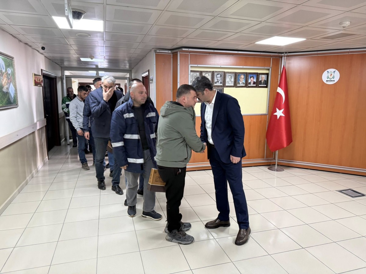 Belediye Başkanımız Sayın Fatih KÖK,  Ramazan Bayramı vesilesiyle Belediyemiz Hizmet Binasında Belediye Personelleriyle bayramlaştı.